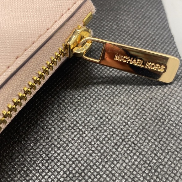 đź©·MICHAEL KORSđź©·Lg Jet Set Travel Pale Pink Three Quarter Zip Leather Wallet/EUC - Picture 4 of 8
